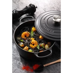 Cocotte En Fonte Ronde 20 Cm Noir Mat Le Creuset Signature -Ustensiles De Cuisine Boutique cocotte en fonte ronde 20 cm noir mat le creuset signature 4