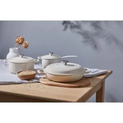 Cocotte En Fonte Ronde 22 Cm Meringue Signature Le Creuset 11 Cocotte En Fonte Ronde 22 Cm Meringue Signature Le Creuset -Ustensiles De Cuisine Boutique cocotte en fonte ronde 22 cm meringue signature le creuset 4