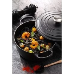 Cocotte En Fonte Ronde 22 Cm Noir Mat Le Creuset Signature -Ustensiles De Cuisine Boutique cocotte en fonte ronde 22 cm noir mat le creuset signature 5