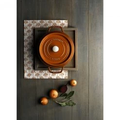 STAUB Cocotte Fonte Ronde 28 Cm Cannelle Majolique 6,7 L -Ustensiles De Cuisine Boutique staub cocotte fonte ronde 28 cm cannelle majolique 67 l 2